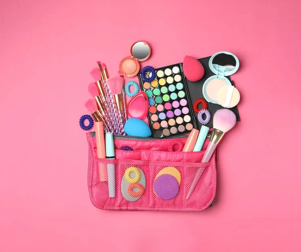Bolso Cosmético Con Productos Maquillaje Accesorios Belleza Sobre Fondo Rosa —  Fotos de Stock
