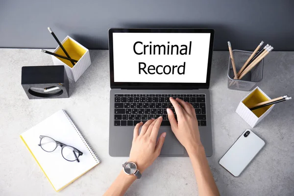 Женщина Ноутбуком Словами Criminal Record Столом Вид Сверху — стоковое фото