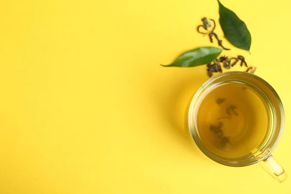 Tasse Grüner Tee Und Blätter Auf Gelbem Hintergrund Flach Gelegt — Stockfoto