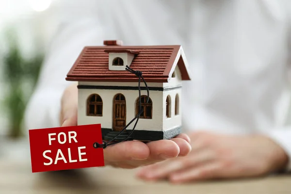 Agente Inmobiliario Holding House Model Sale Label Indoors Primer Plano —  Fotos de Stock