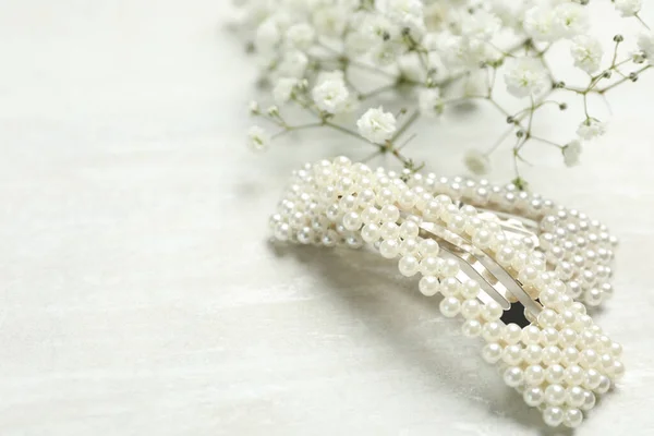 Güzel Saç Tokaları Beyaz Masada Çiçekler Metin Için Boşluk — Stok fotoğraf