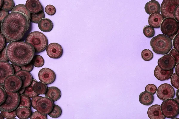 Marco Corte Zanahoria Púrpura Cruda Sobre Fondo Violeta Puesta Plana —  Fotos de Stock