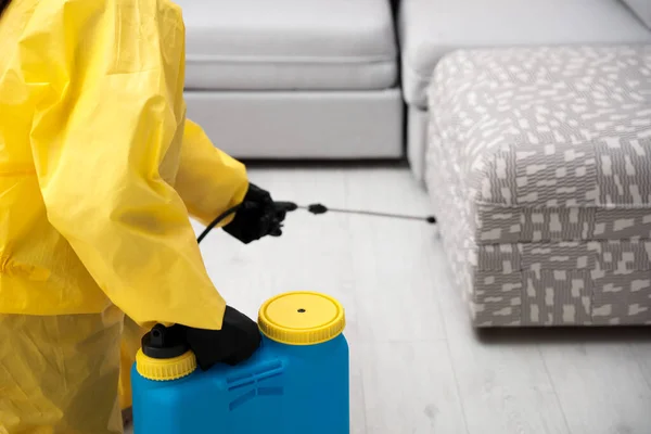 Control Plagas Trabajador Pulverización Pesticidas Bajo Los Muebles Interior Primer —  Fotos de Stock