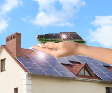 Güneş panelini dışarıda gösteren bir kadın, yakın plan. Alternatif enerji kaynağı 