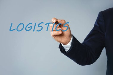 İş adamı ışık arkaplanına karşı sanal ekranda kelimeye işaret ediyor, yakın plan 