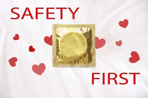 Säkerheten Först Golden Kondom Paket Färg Bakgrund Ovanifrån — Stockfoto