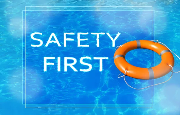 安全第一 きれいな青い水とプールでの生活ブイ — ストック写真