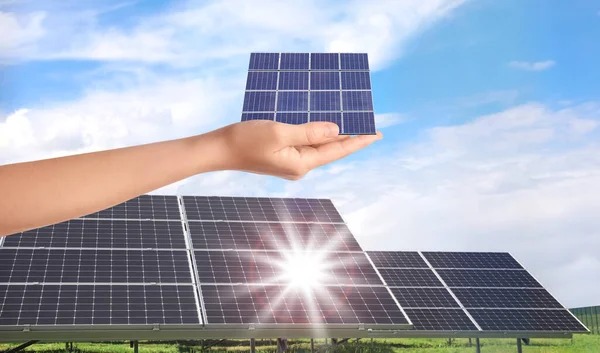 女性は屋外で太陽電池パネルを実証し 閉じます 代替エネルギー源 — ストック写真