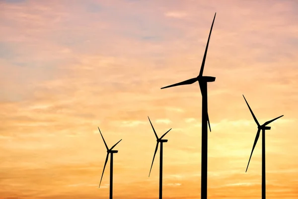 Silhouetten Van Windturbines Bij Zonsondergang Alternatieve Energiebron — Stockfoto