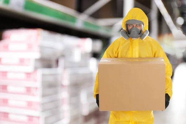 Homem Vestindo Terno Proteção Química Com Caixa Papelão Loja Mercado — Fotografia de Stock