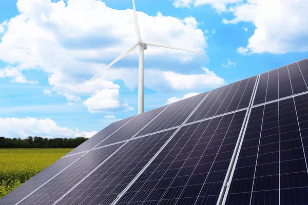 Zonnepanelen Windturbine Buiten Geïnstalleerd Alternatieve Energiebron — Stockfoto