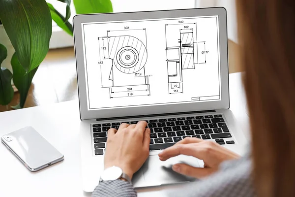 ラップトップで屋内で技術的な図面を操作する女性エンジニア クローズアップ — ストック写真