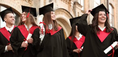 Kampüs yakınlarında diploması olan mutlu öğrenciler. Pankart tasarımı