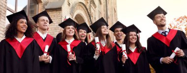 Kampüs yakınlarında diploması olan mutlu öğrenciler. Pankart tasarımı