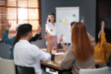 Modern ofisteki seminerin bulanık görüntüsü