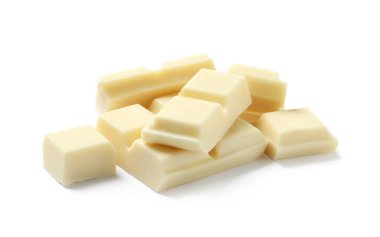 Lezzetli çikolata parçaları beyaza izole edilmiş.