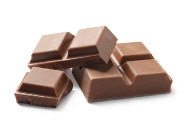 Beyaz üzerine izole edilmiş lezzetli sütlü çikolata parçaları.