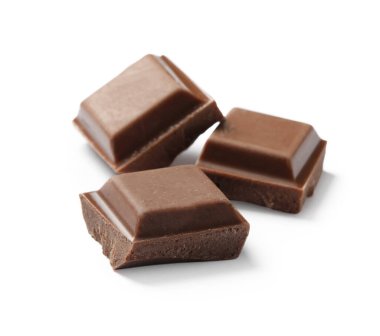 Beyaz üzerine izole edilmiş lezzetli sütlü çikolata parçaları.