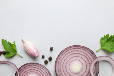 Açık arkaplanda kesilmiş soğan ve baharatlarla düz bir kompozisyon vardı. Metin için boşluk