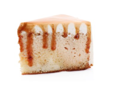 Karamel soslu lezzetli bir dilim pasta, beyaza izole edilmiş.