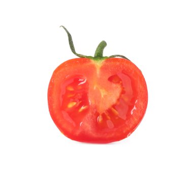 Lezzetli çiğ domatesin yarısı beyaza izole edilmiş.