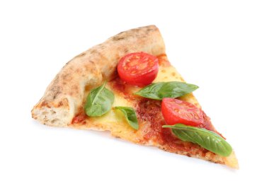 Beyaz üzerine izole edilmiş lezzetli pizza dilimleri.