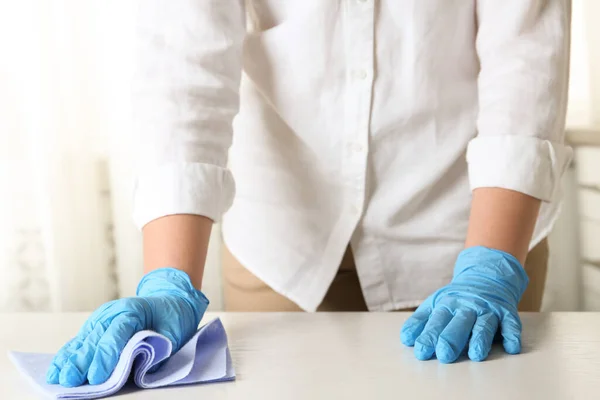 Frau Handschuhen Wischt Weißen Tisch Mit Lappen Nahaufnahme — Stockfoto