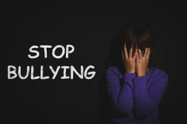 Mensagem Stop Bullying Abusado Menina Chorando Perto Parede Preta — Fotografia de Stock