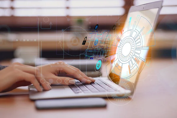 Een Vrouw Met Een Laptop Aan Tafel Close Modern Technologieconcept — Stockfoto