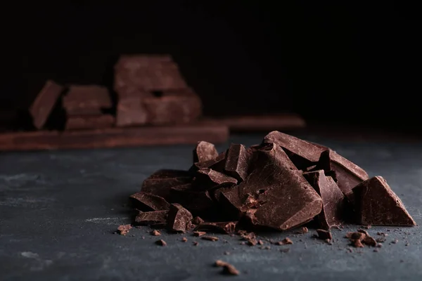 Pedaços Chocolate Escuro Saboroso Mesa Cinza Close — Fotografia de Stock