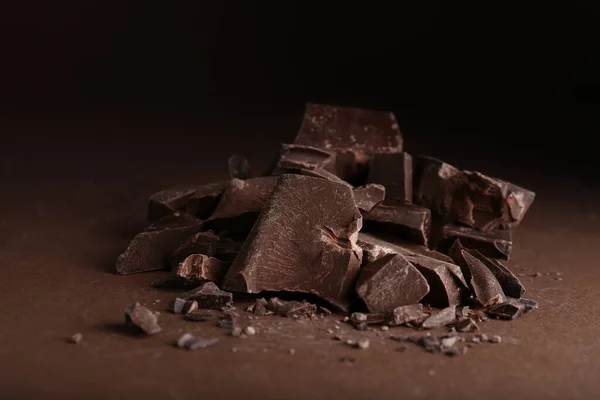 Кусочки Тёмного Шоколада Коричневом Столе — стоковое фото