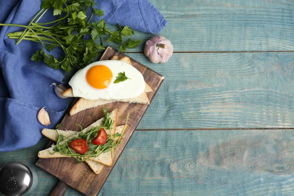 Leckeres Spiegelei Serviert Mit Brot Tomaten Und Rosenkohl Auf Blauem — Stockfoto