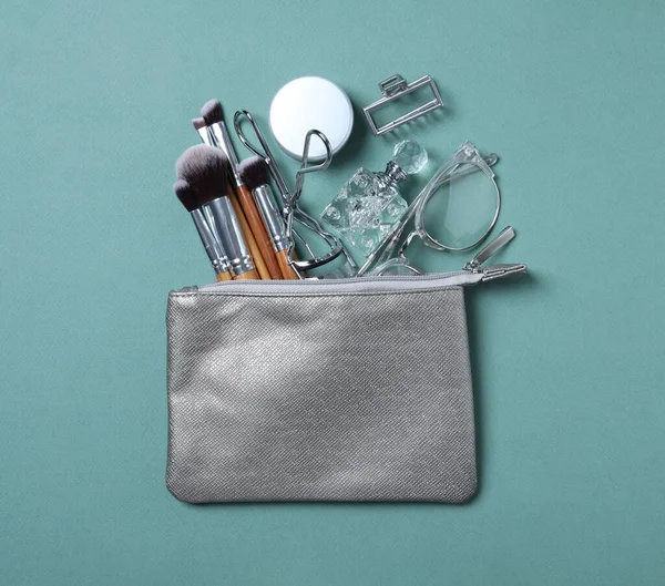 Kosmetisk Väska Med Makeup Produkter Och Skönhetstillbehör Blå Grå Bakgrund — Stockfoto