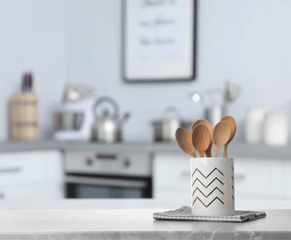 Soporte Con Cucharas Toalla Sobre Mesa Mármol Cocina Espacio Para — Foto de Stock