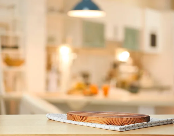 Handdoek Snijplank Houten Tafel Keuken Ruimte Voor Tekst — Stockfoto