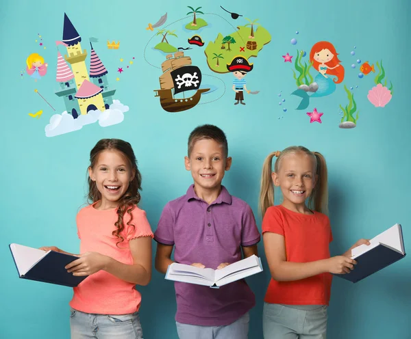 Niños Felices Leyendo Libros Sobre Fondo Azul Claro — Foto de Stock