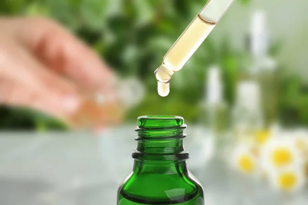 Kleine Fles Met Etherische Olie Druppelaar Tegen Wazige Achtergrond — Stockfoto