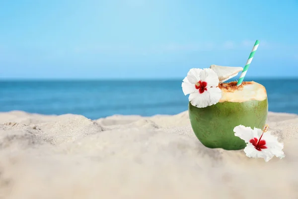 Groene Kokosnoot Met Verfrissend Drankje Bloemen Zandstrand Bij Zee Ruimte — Stockfoto