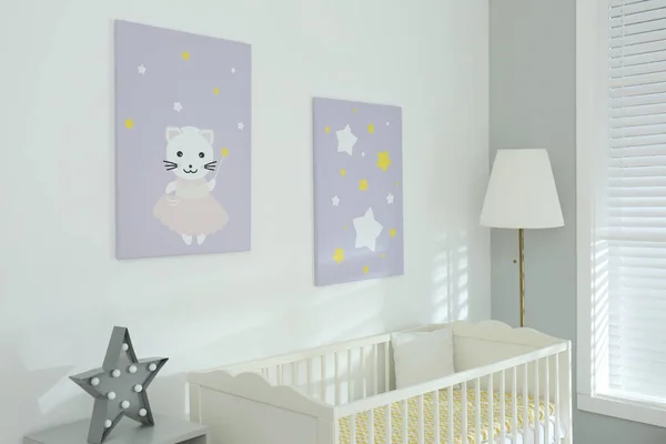 带有婴儿床和可爱的墙面艺术的时尚婴儿房内部 — 图库照片