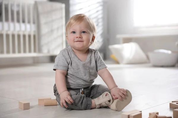 Evinin Zemininde Tahta Bloklar Olan Sevimli Küçük Bebek — Stok fotoğraf