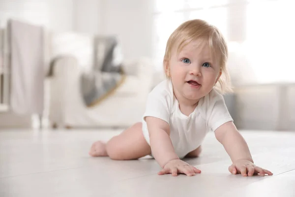 Cute Little Baby Podłodze Domu — Zdjęcie stockowe