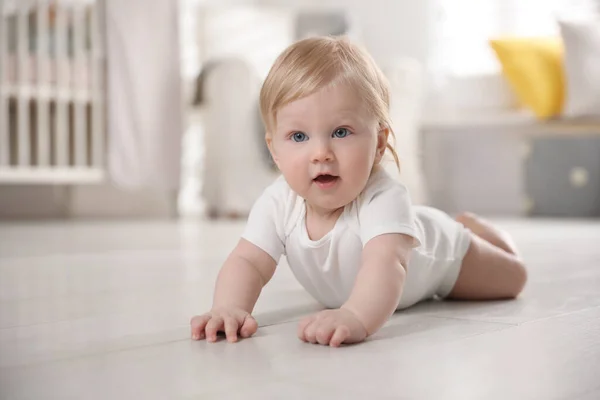 Niedliches Kleines Baby Auf Dem Boden Hause — Stockfoto