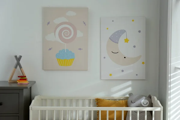 婴儿房室内 墙上挂着婴儿床和可爱的海报 — 图库照片