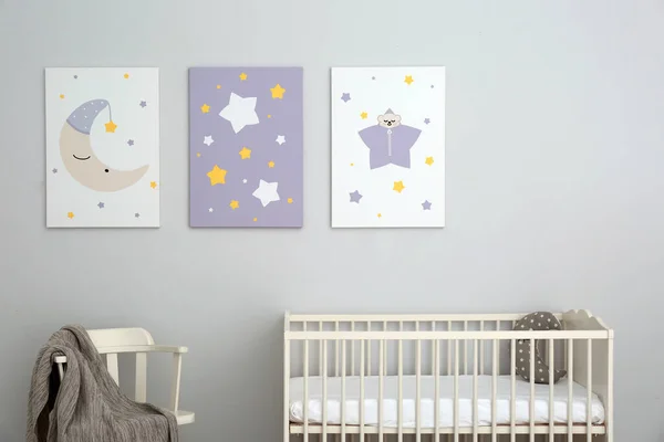 Baby Kamer Interieur Met Wieg Schattige Posters Muur — Stockfoto