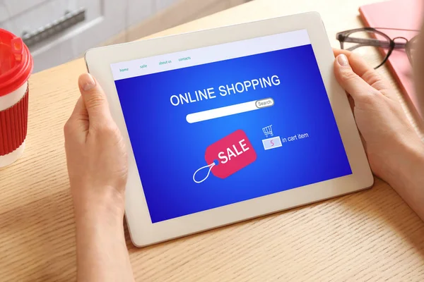 Donna Che Utilizza Tablet Shopping Online Chiuso Primo Piano — Foto Stock