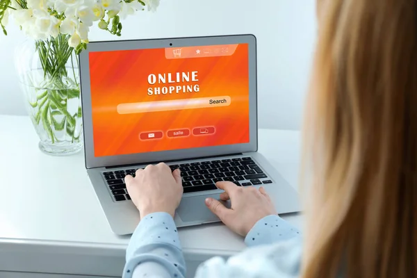 Frau Benutzt Laptop Für Online Einkäufe Haus Nahaufnahme — Stockfoto