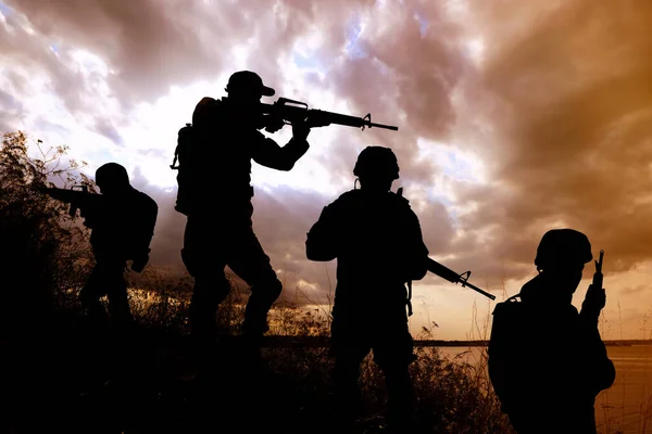 Silhuetas Soldados Com Espingardas Assalto Patrulhando Livre Serviço Militar — Fotografia de Stock