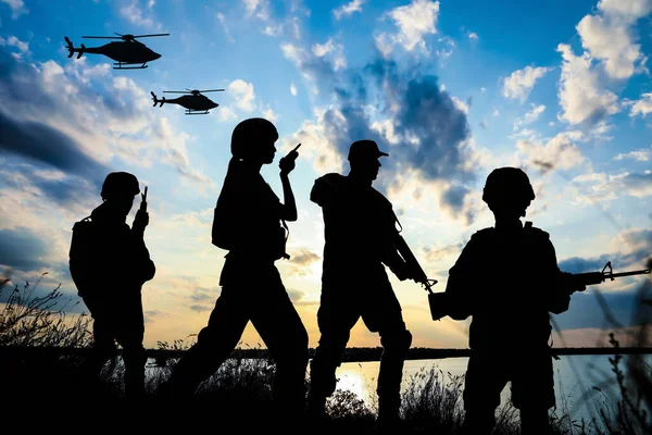 Silhuetas Soldados Com Espingardas Assalto Helicópteros Militares Patrulhando Livre — Fotografia de Stock