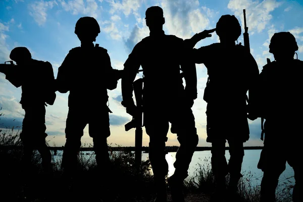 Sylwetki Żołnierzy Karabinami Szturmowymi Patrolujących Teren Służba Wojskowa — Zdjęcie stockowe