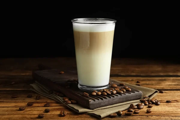 Heerlijke Latte Macchiato Koffiebonen Houten Tafel — Stockfoto